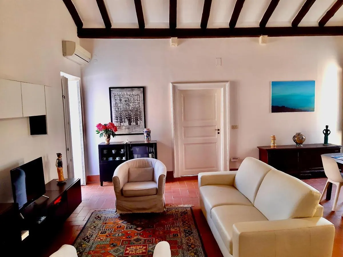 Raffinato appartamento in palazzo antico centro storico Ortigia Syracuse