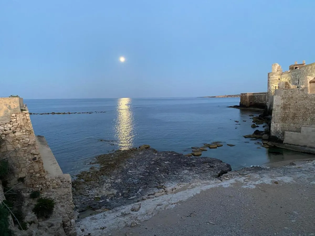 Raffinato appartamento in palazzo antico centro storico Ortigia Syracuse