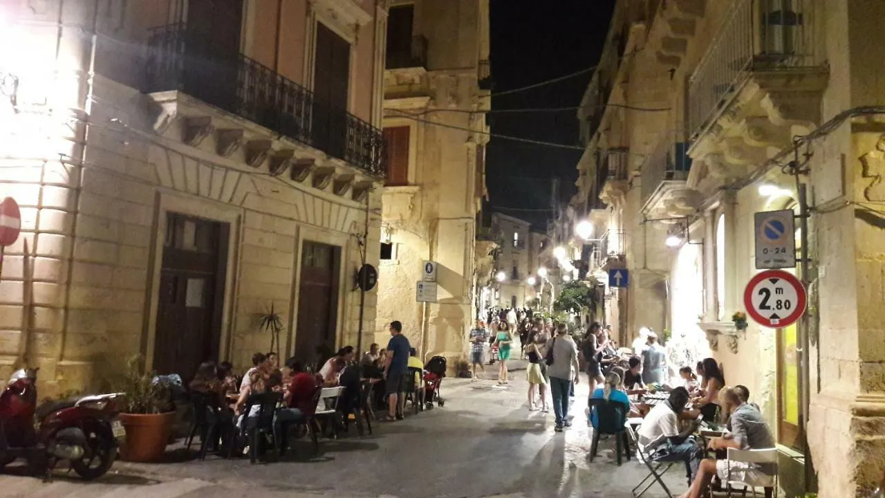 Raffinato appartamento in palazzo antico centro storico Ortigia Syracuse