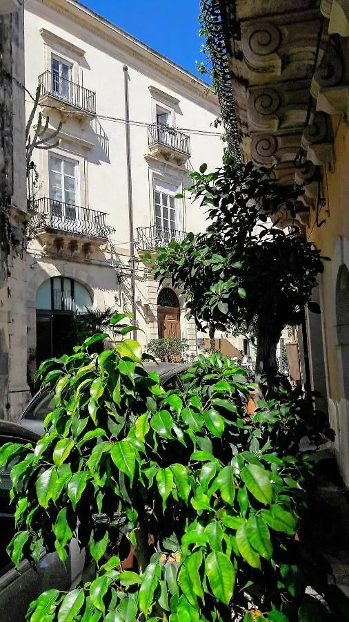 Raffinato appartamento in palazzo antico centro storico Ortigia Syracuse